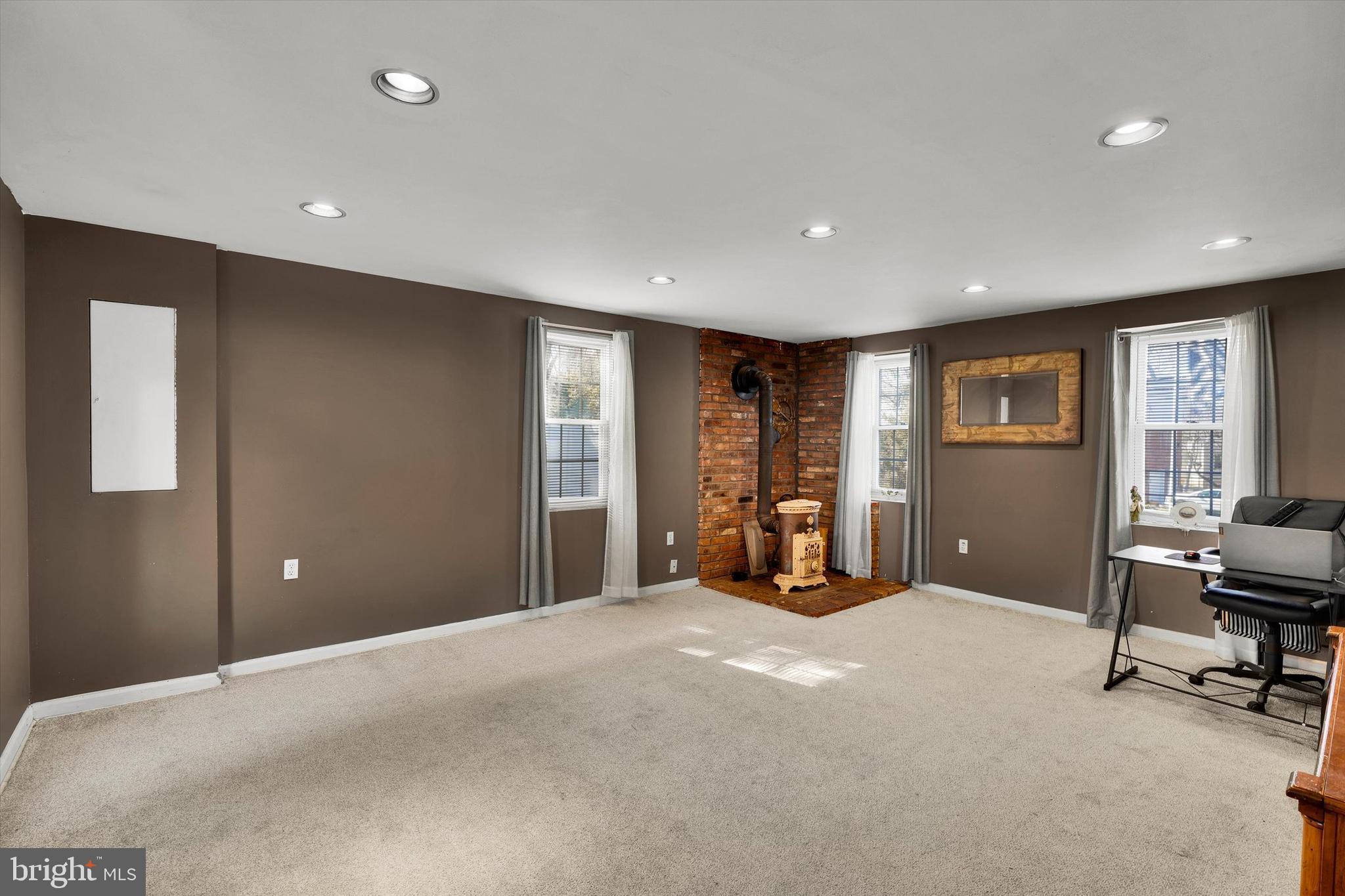 13497 Trevose Road Philadelphia, PA 19116 - Photo 18 of 34 a view of a livingroom with workspace