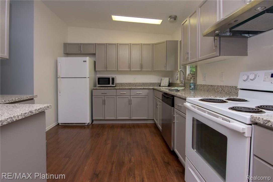8898 Dwyer Road Howell, MI 48855 - Photo 13 of 52 kit6.jpg