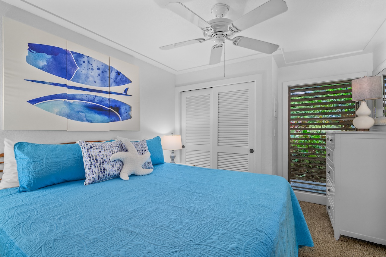 2253 Poipu Road, Unit 440 Koloa, HI 96756 - Photo 13 of 24 a bedroom with a bed and a painting on the wall