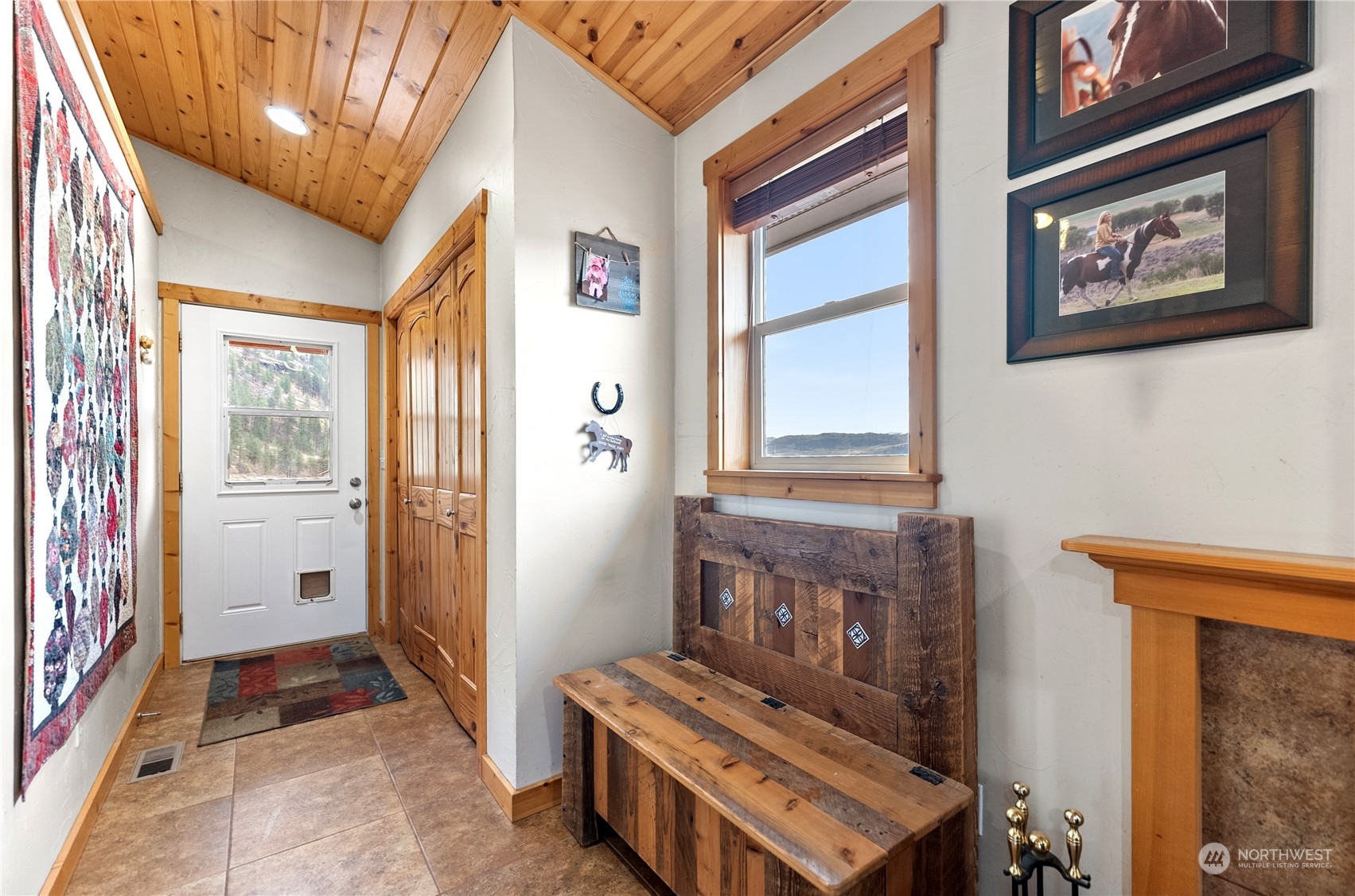 369 Tunk Creek Road Riverside, WA 98849 - Photo 21 of 40 a view of an entryway with furniture