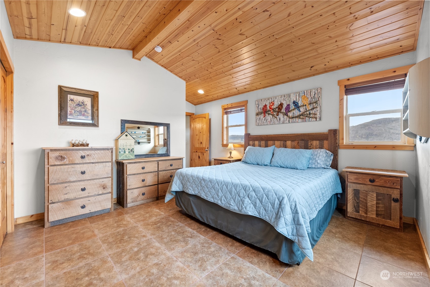 369 Tunk Creek Road Riverside, WA 98849 - Photo 28 of 40 a bedroom with a bed and a dresser