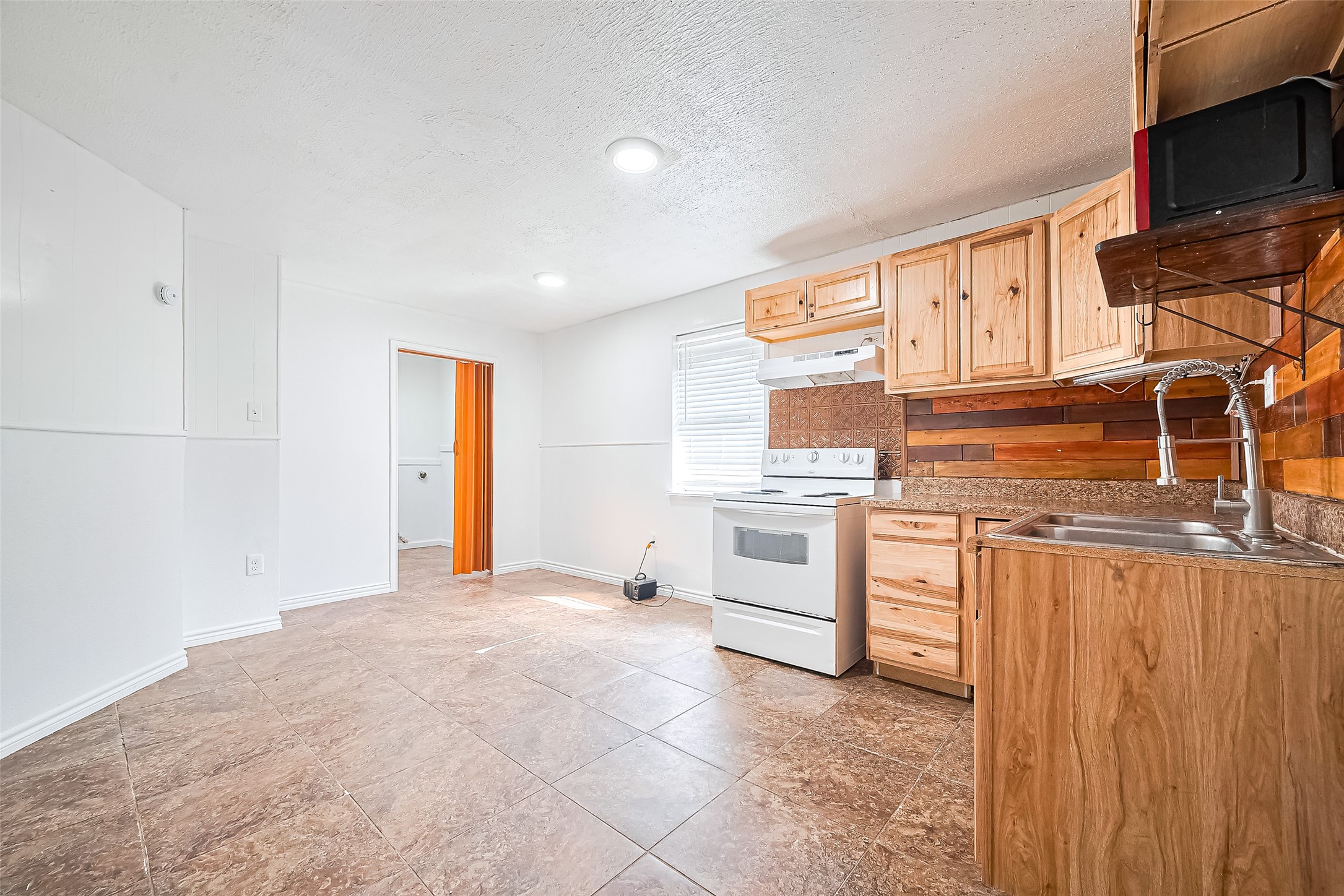 227 North Austin Drive Angleton, TX 77515 - Photo 15 of 41