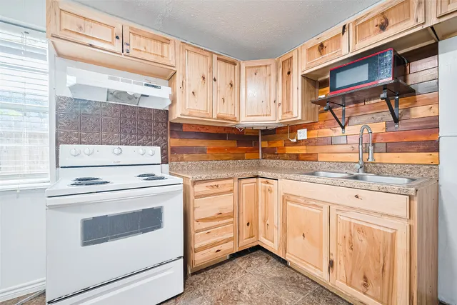 $1,350 | 227 North Austin Drive, Angleton, TX 77515