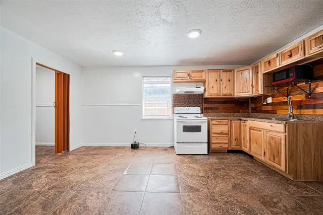 $1,350 | 227 North Austin Drive, Angleton, TX 77515