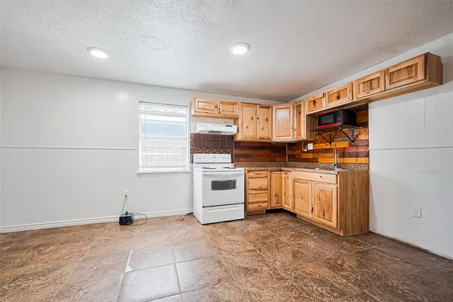 $1,350 | 227 North Austin Drive, Angleton, TX 77515