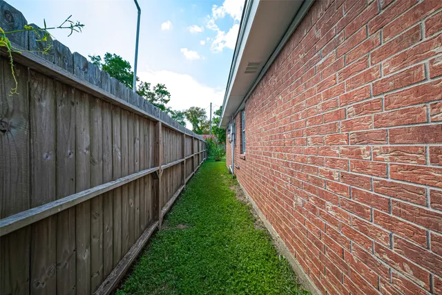 $1,350 | 227 North Austin Drive, Angleton, TX 77515