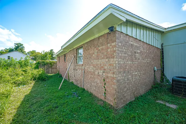 $1,350 | 227 North Austin Drive, Angleton, TX 77515