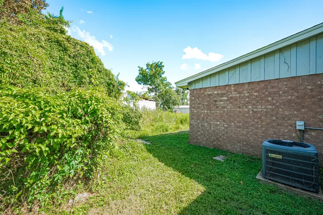 $1,350 | 227 North Austin Drive, Angleton, TX 77515