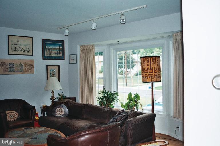 612 Kenbrook Drive Silver Spring, MD 20902 - Photo 4 of 11 a living room with furniture and a potted plant