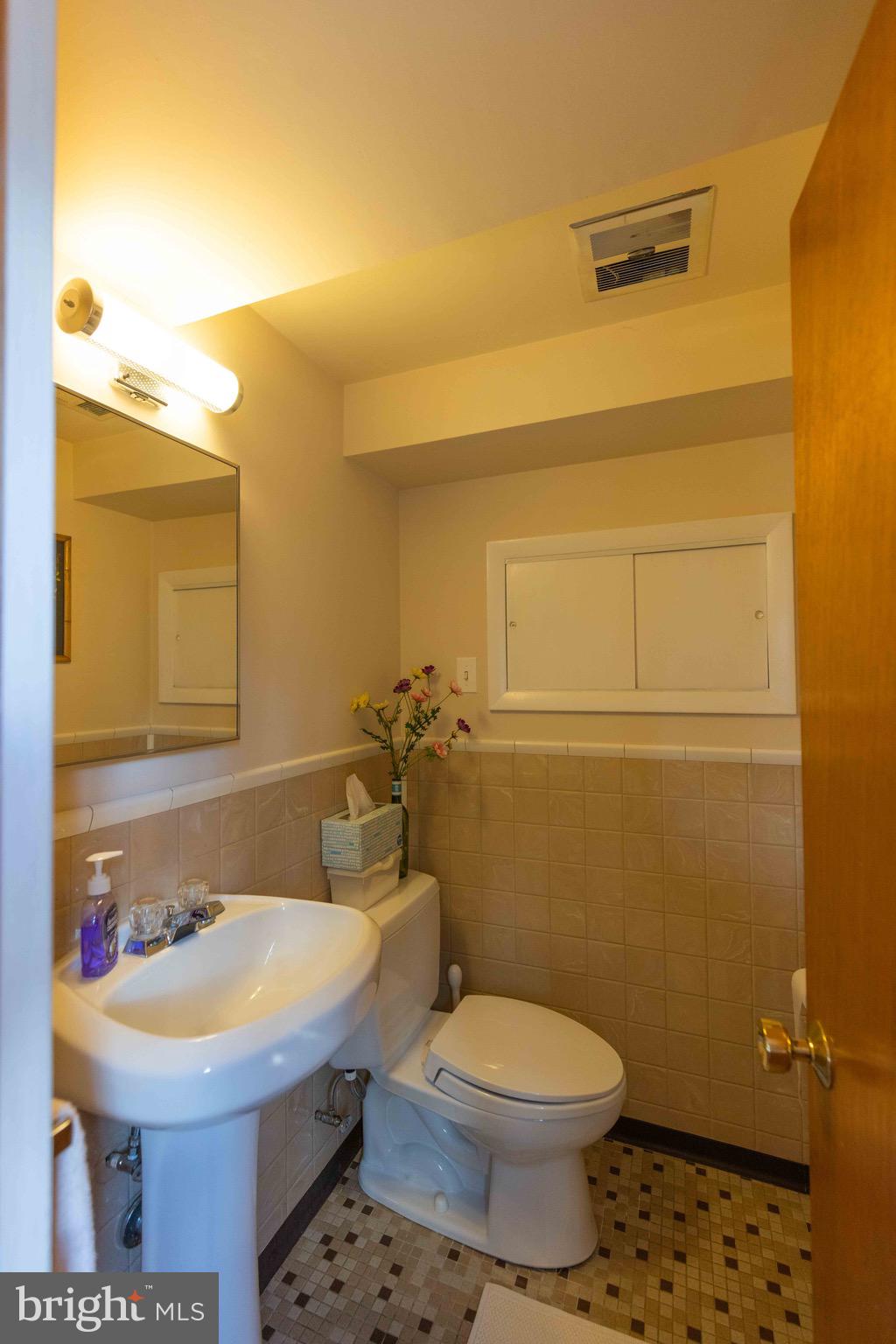 612 Kingsley Road Southwest Vienna, VA 22180 - Photo 39 of 47 Powder room