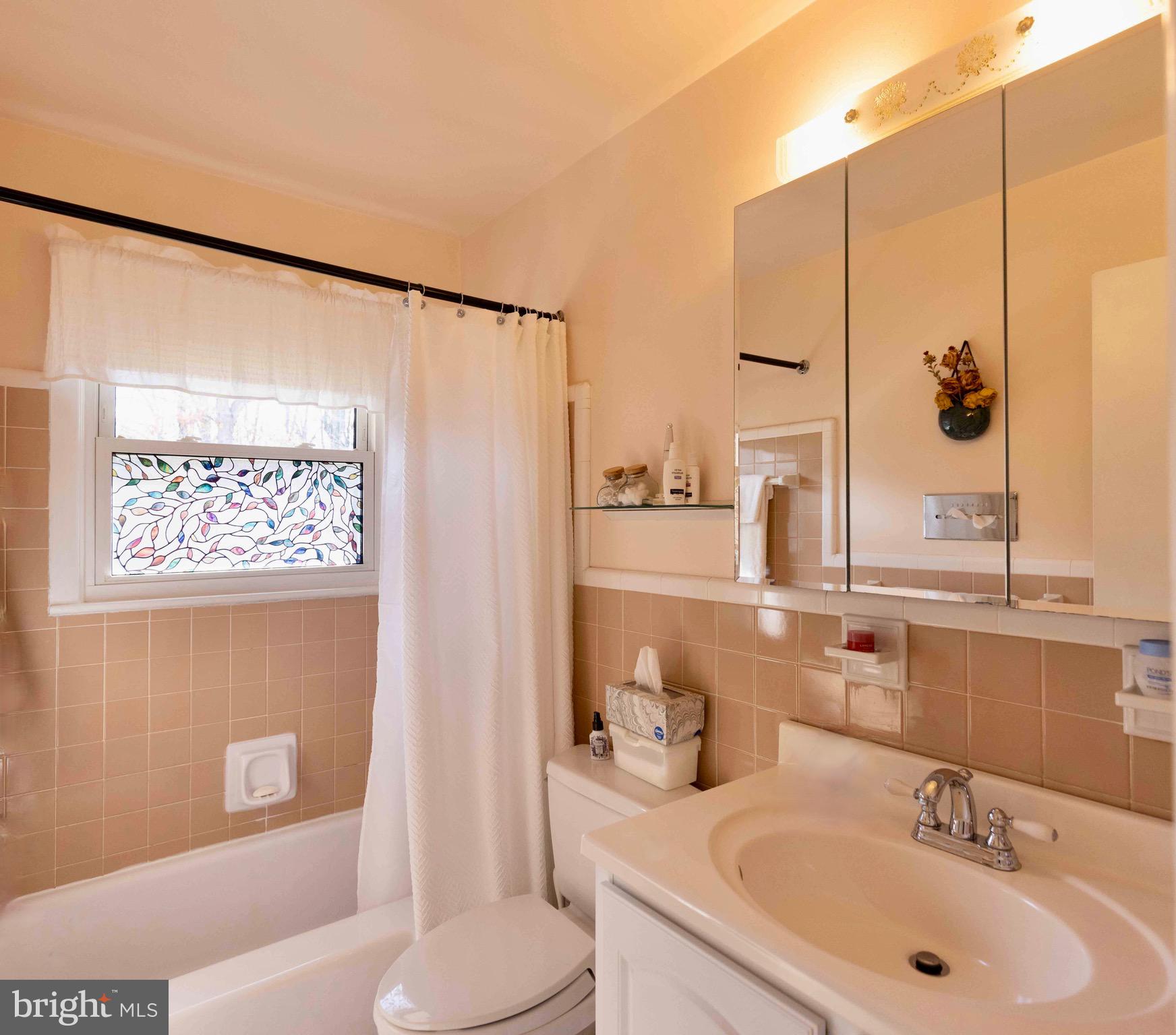 612 Kingsley Road Southwest Vienna, VA 22180 - Photo 10 of 47 Hall bath
