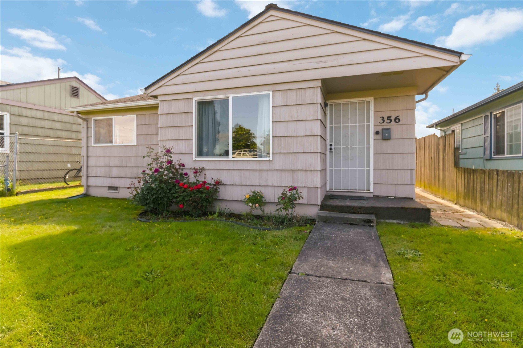 356 28th Avenue Longview, WA 98632 - Photo 4 of 24 a front view of a house with garden