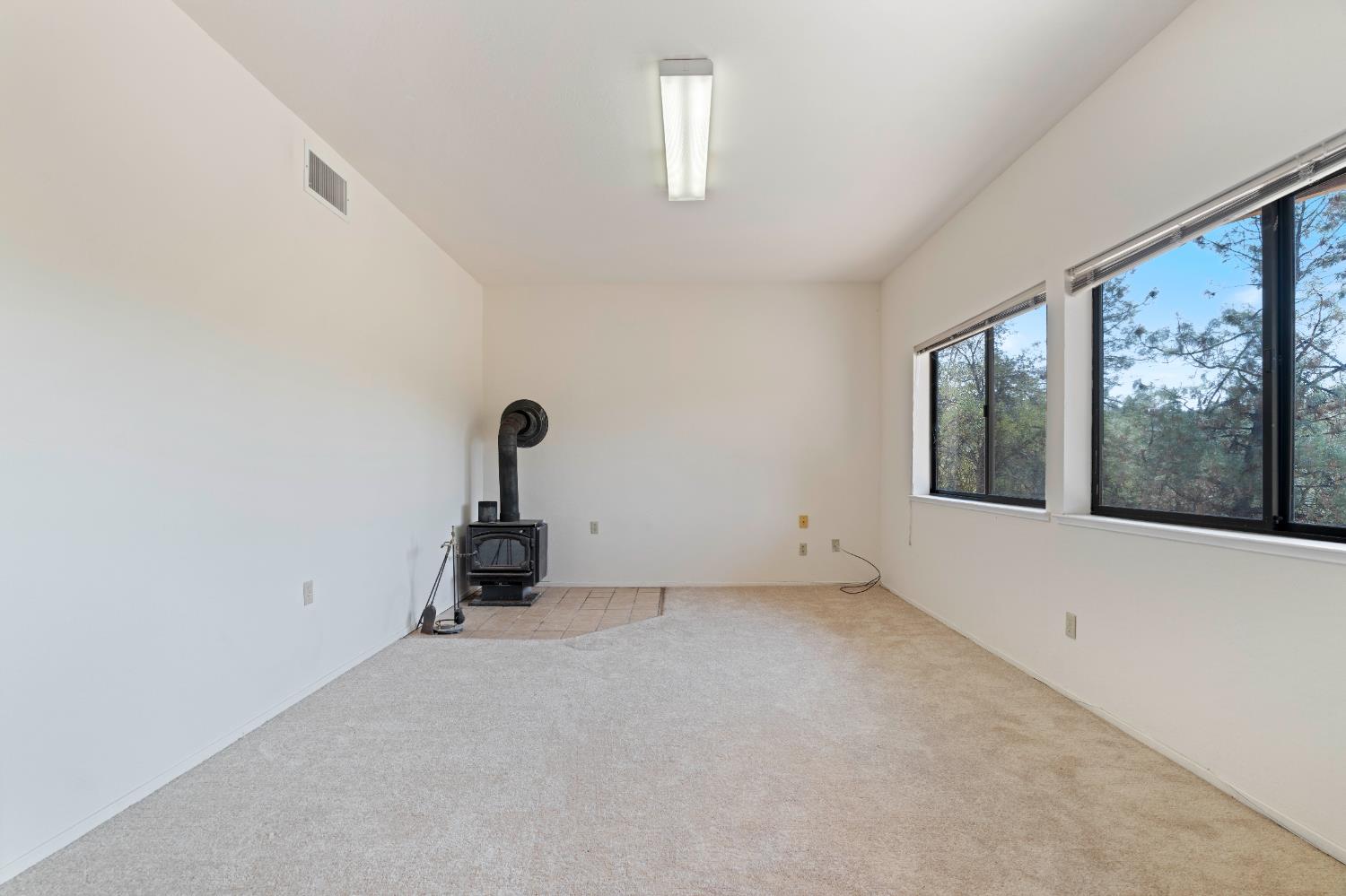 3830 Wilson Loop Placerville, CA 95667 - Photo 21 of 36 an empty room with mirror