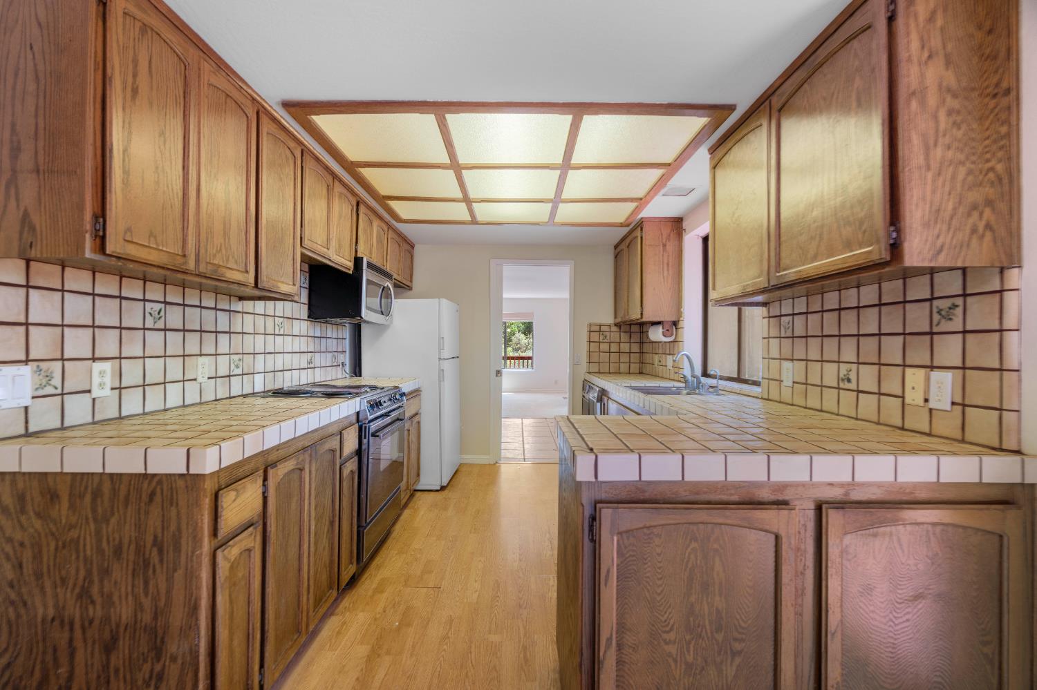 3830 Wilson Loop Placerville, CA 95667 - Photo 8 of 36 a kitchen with a stove and cabinets