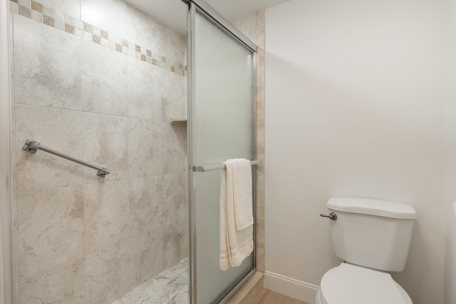 21668 Arriba Real, Unit 43A Boca Raton, FL 33433 - Photo 9 of 42 Main ensuite bathroom