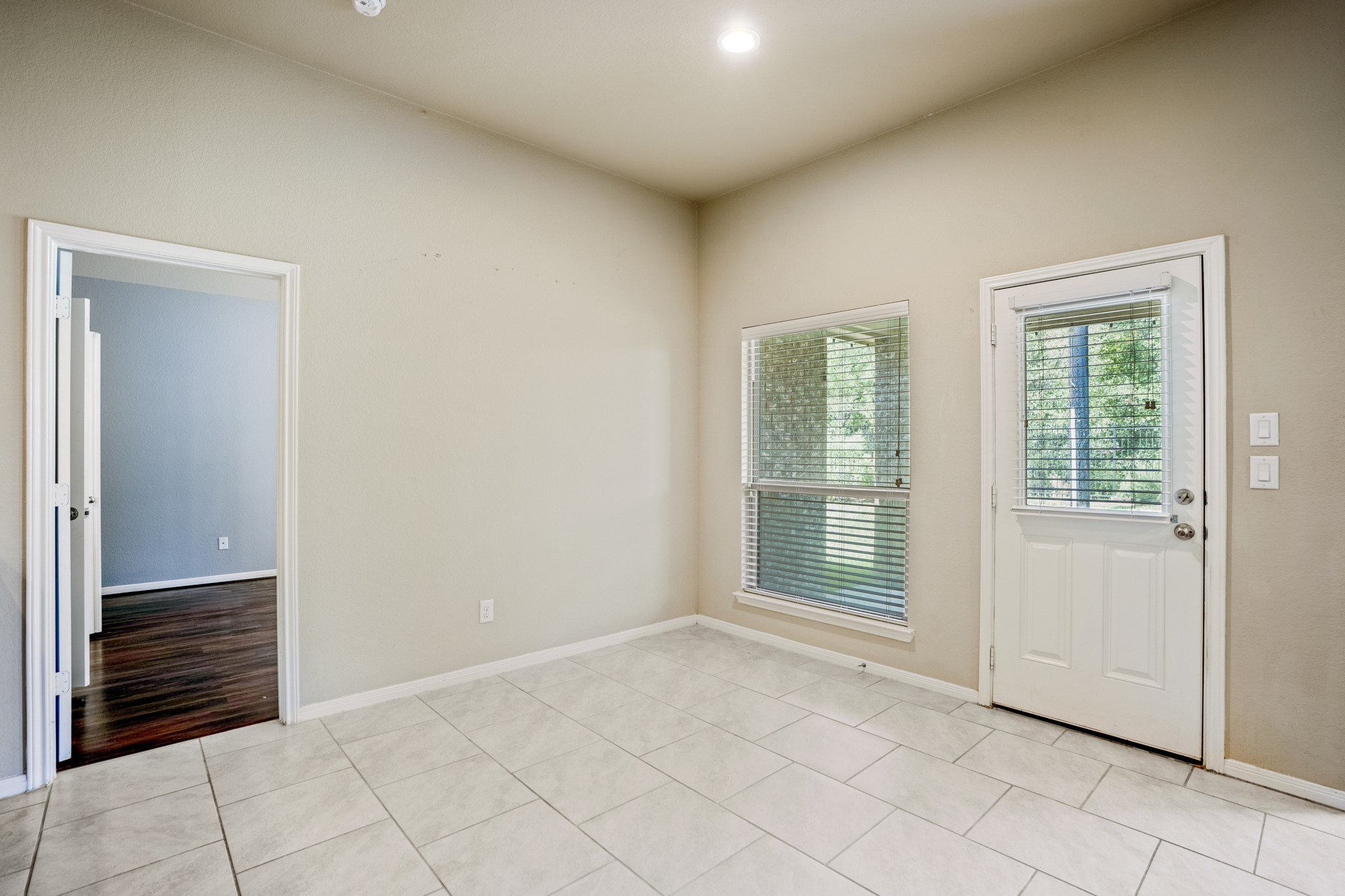 5319 Claymore Meadow Lane Spring, TX 77389 - Photo 18 of 33 The corner breakfast room has a door leading out onto the covered patio.