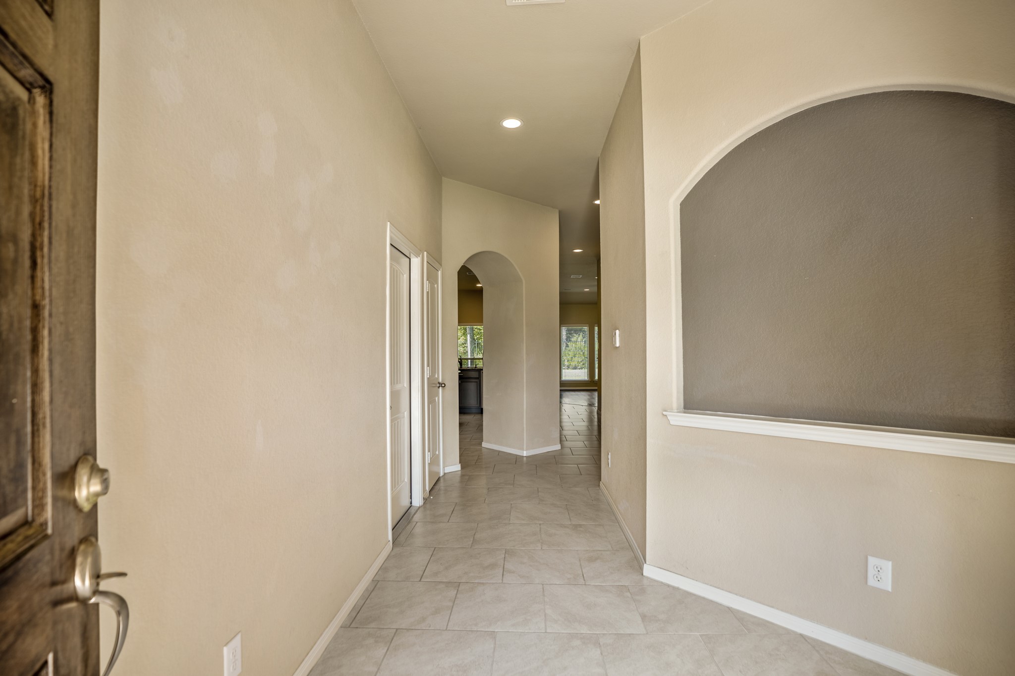 5319 Claymore Meadow Lane Spring, TX 77389 - Photo 4 of 33 Beautiful welcoming foyer offers a large art niche where you can display your beautiful art work.