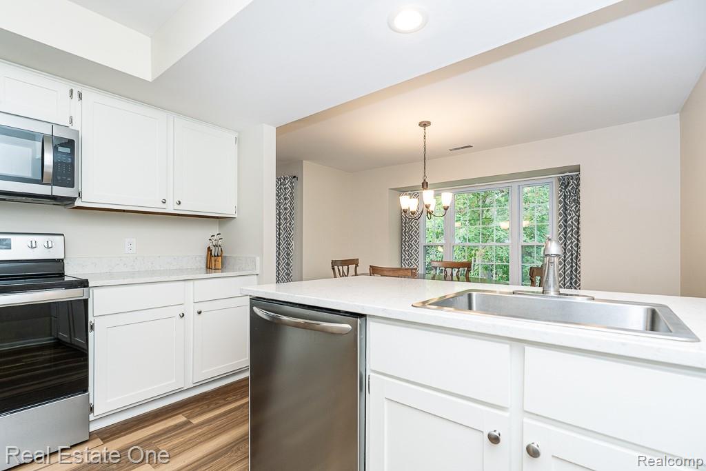1665 Huntington Park, Unit E Rochester, MI 48309 - Photo 13 of 40