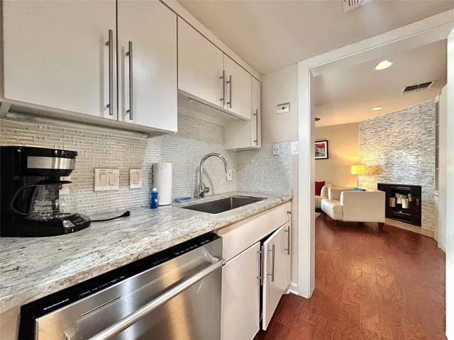 $3,695 | 1106 West 6th Street, Unit 205, Austin, TX 78703