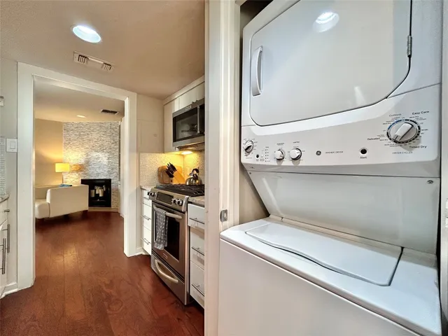 $3,695 | 1106 West 6th Street, Unit 205, Austin, TX 78703