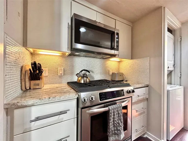 $3,695 | 1106 West 6th Street, Unit 205, Austin, TX 78703