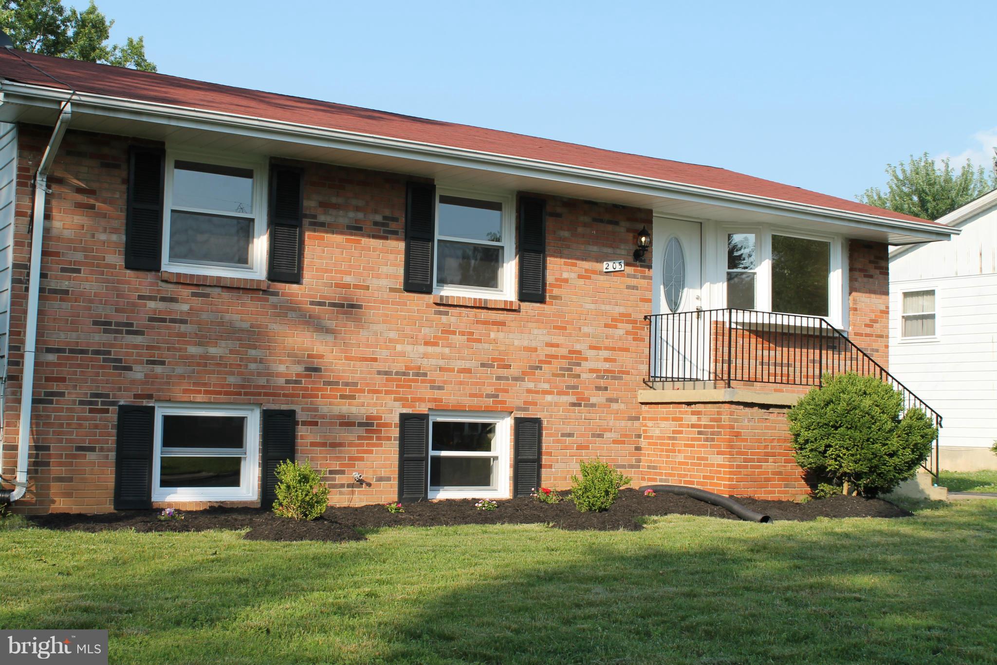 205 East Tazewell Road Sterling, VA 20164 - Photo 4 of 20 Exterior (Front)