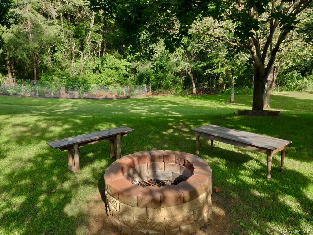442 Thompson Cove Road Clyde, NC 28721 - Photo 18 of 20 a backyard of a house with table and chairs