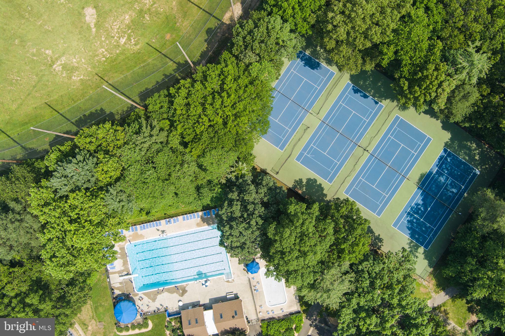 11309 Gatesborough Lane Reston, VA 20191 - Photo 67 of 85 a backyard of a house with lots of green space