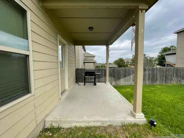 a view of a yard in front of house