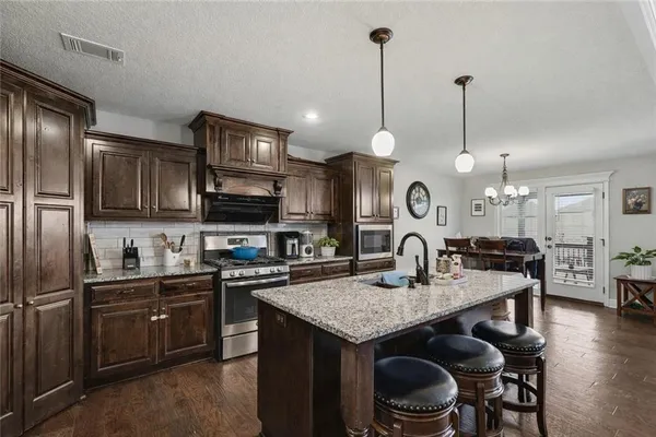 $500,000 | 10810 North Virginia Avenue, Kansas City, MO 64155