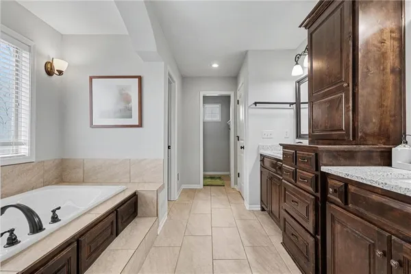 $500,000 | 10810 North Virginia Avenue, Kansas City, MO 64155