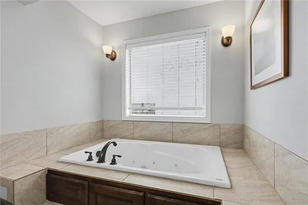 $500,000 | 10810 North Virginia Avenue, Kansas City, MO 64155