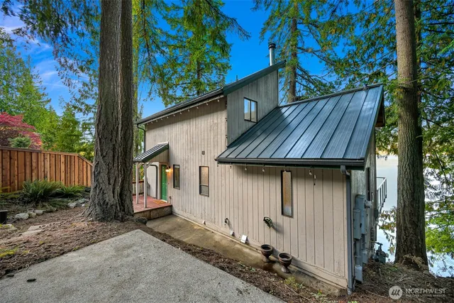 $1,395,000 | 2550 Lake Whatcom Boulevard, Bellingham, WA 98229