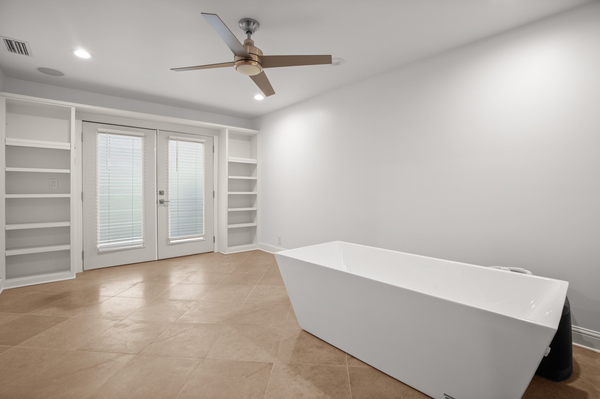 1601 Whitney Way Austin, TX 78741 - Photo 25 of 30 Ice Bath Included, this room is on the lower level near the primary suite.