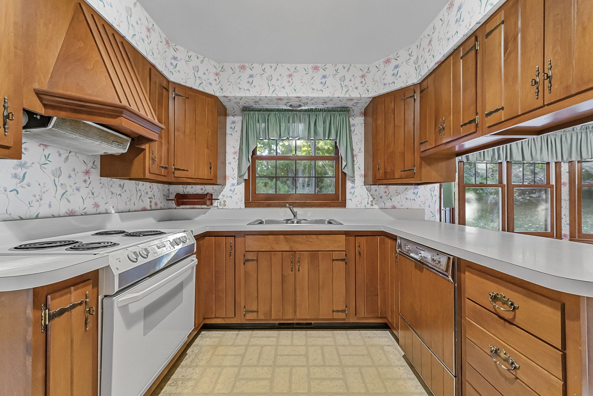 8165 South Lakeview Road Traverse City, MI 49684 - Photo 15 of 41 1939646-c41d1f40-7e4f-45b3-ac7c-4a227924e374.JPG