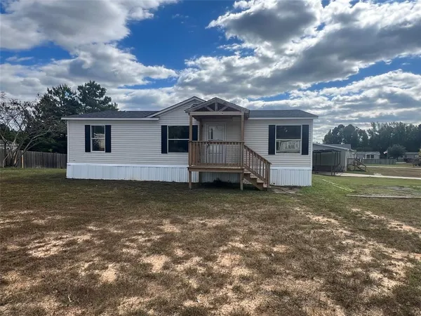 a view of a house with backyard