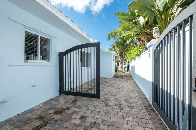 a view of a house with a backyard