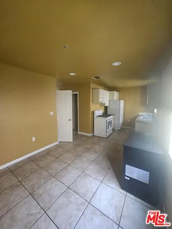 $3,000 | 887 East 40th Place, Unit 3, Los Angeles, CA 90011