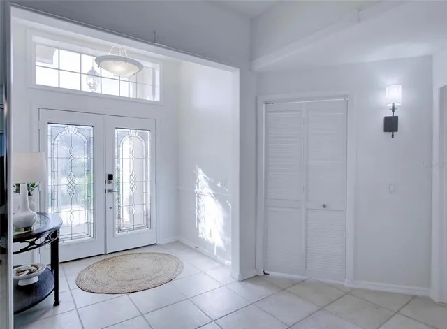 a view of livingroom with furniture