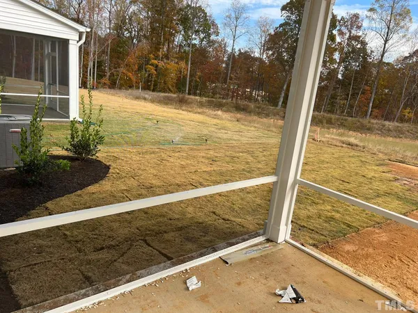 a view of a backyard