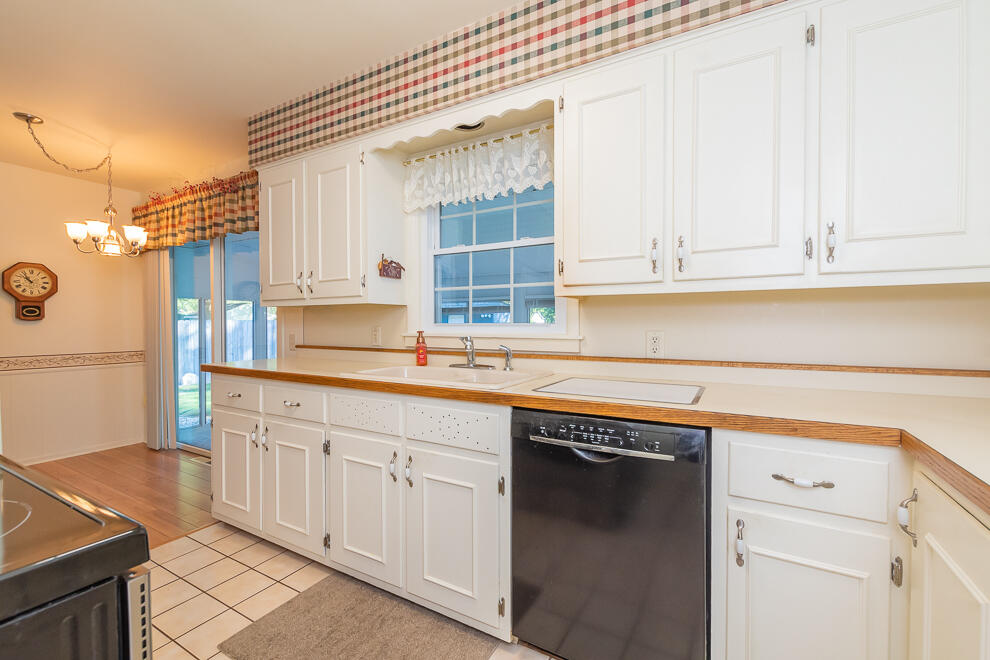 818 Piccadilly Road Kalamazoo, MI 49006 - Photo 9 of 39 RN5_3196