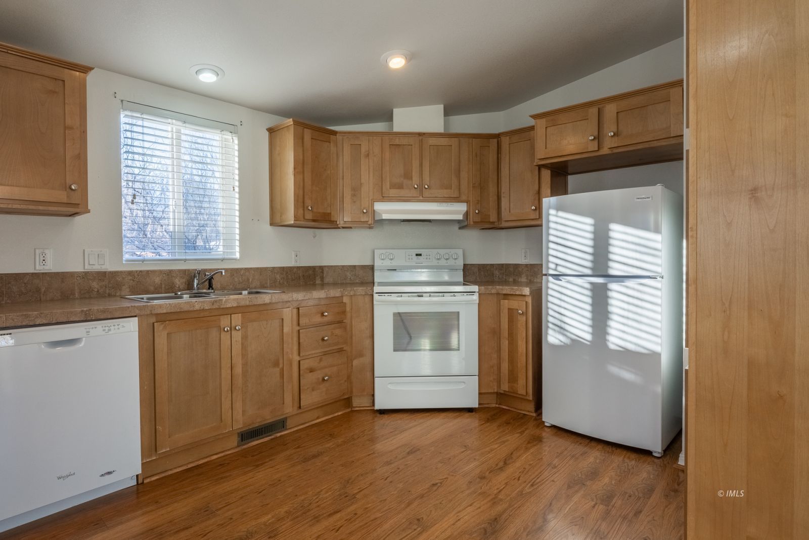 231 West Street Big Pine, CA 93513 - Photo 4 of 23 Kitchen