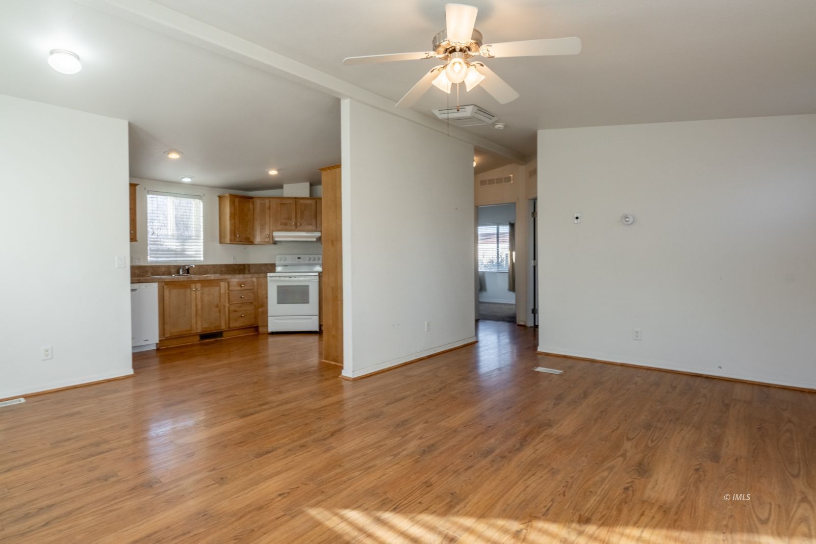 231 West Street Big Pine, CA 93513 - Photo 7 of 23 Living room
