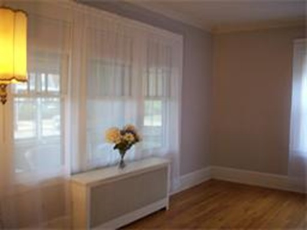101 Sylvan Street Springfield, MA 01108 - Photo 9 of 29 a bathroom with a bathtub