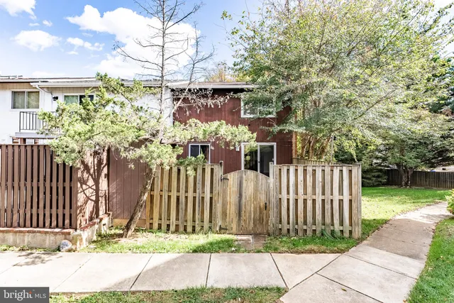 a brick building that has a lots of windows