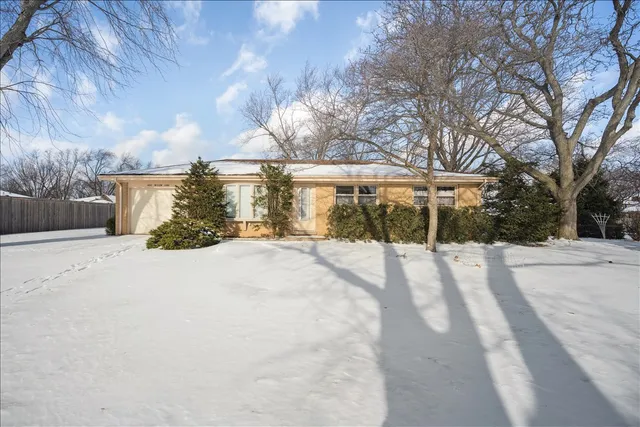 $375,000 | 1402 West Willow Lane, Mount Prospect, IL 60056