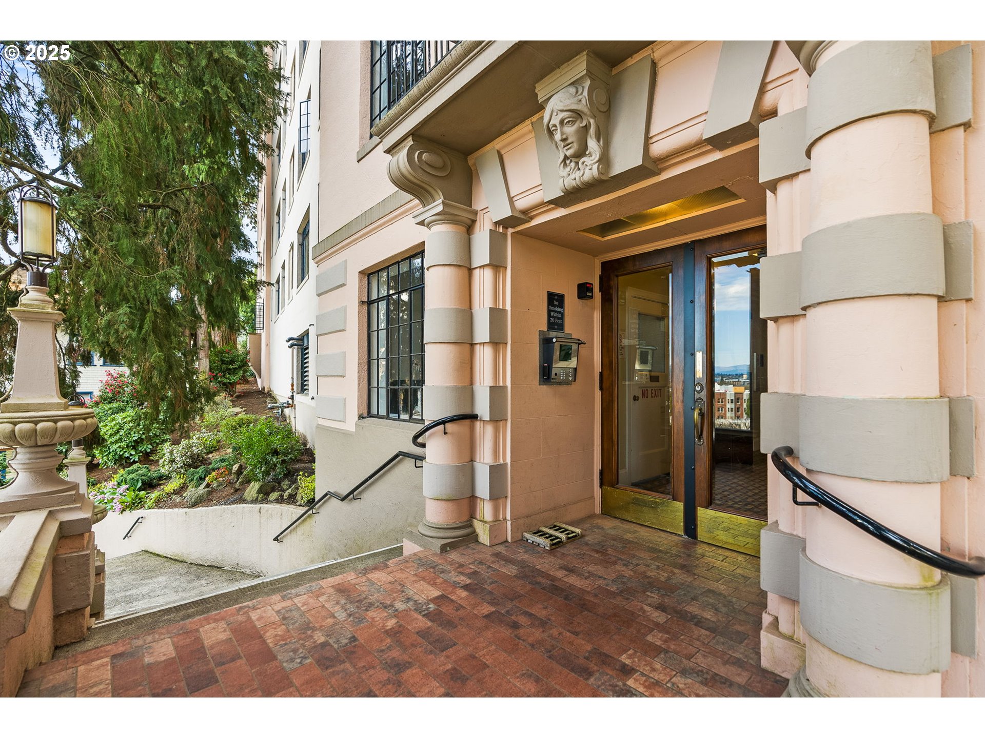 2336 Southwest Osage Street, Unit 402 Portland, OR 97205 - Photo 4 of 43