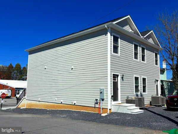 $1,800 | 113 West North Street, Unit 200, Charles Town, WV 25414