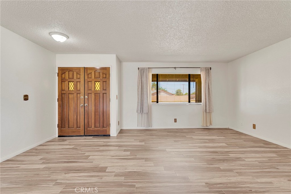 14475 Pioneer Road Apple Valley, CA 92307 - Photo 4 of 32
