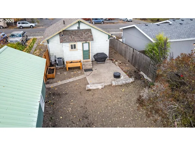a view of a backyard